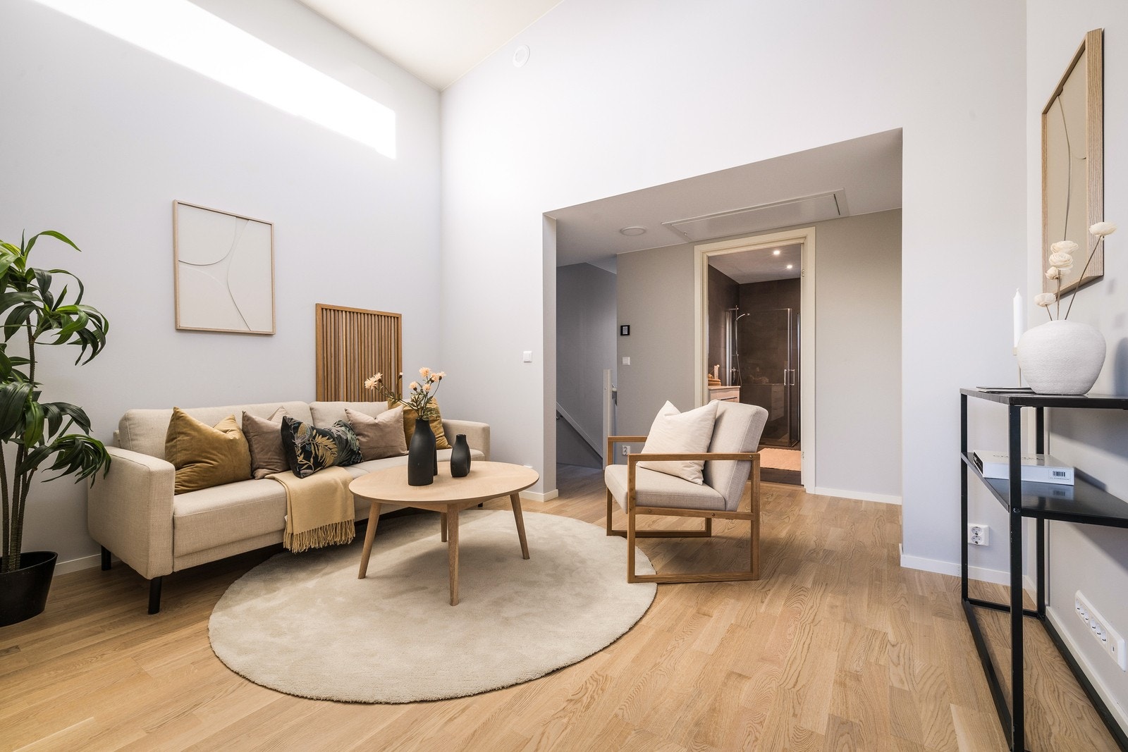 ? Gjennomgående gode kvaliteter med en dempet, nordisk fargepalett og et lyst eikegulv ? Galleribilde