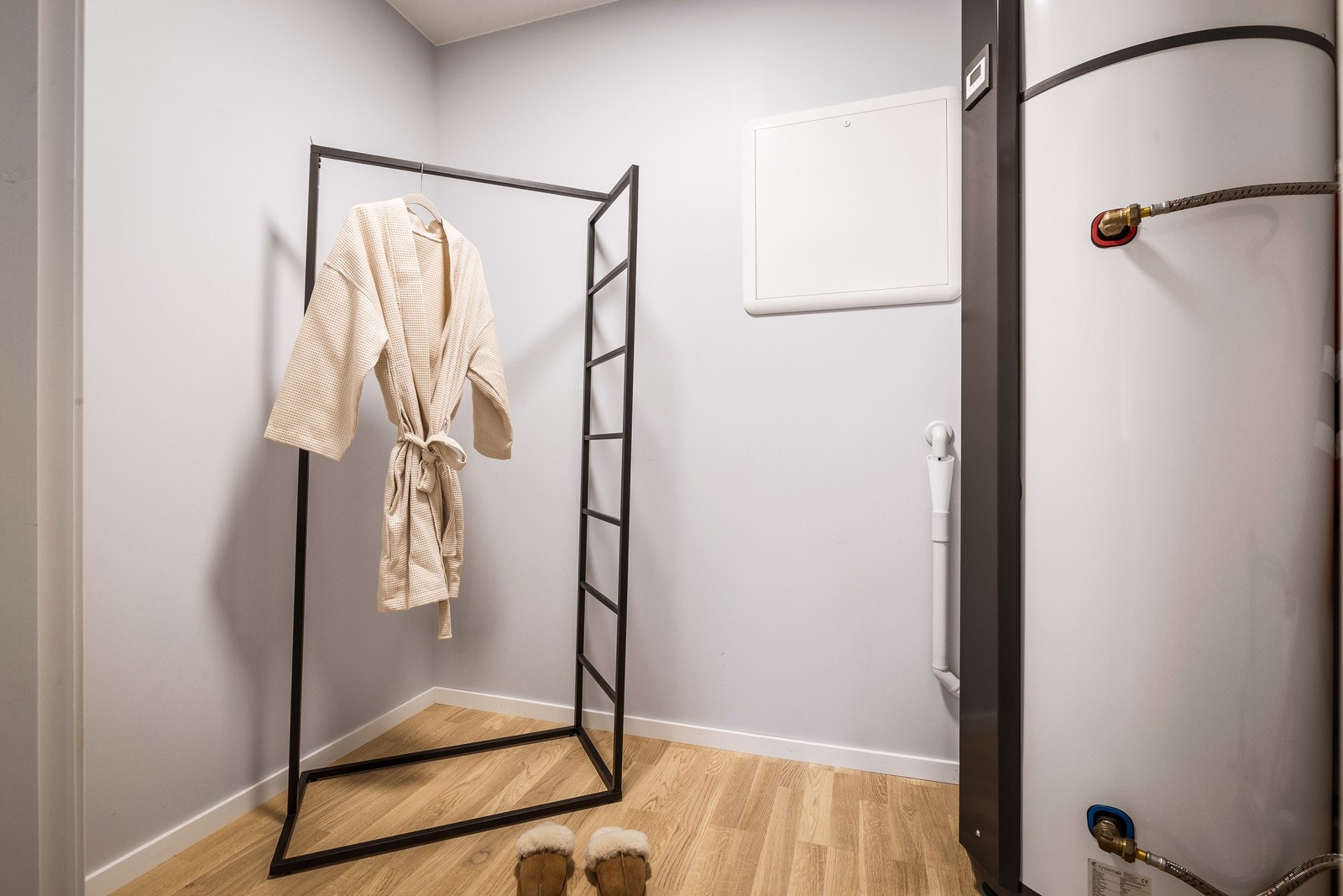 - Den innvendige boden ligger i hendig tilknytning til hovedsoverommet og kan enkelt omgjøres til din private "walk in garderobe" - Galleribilde