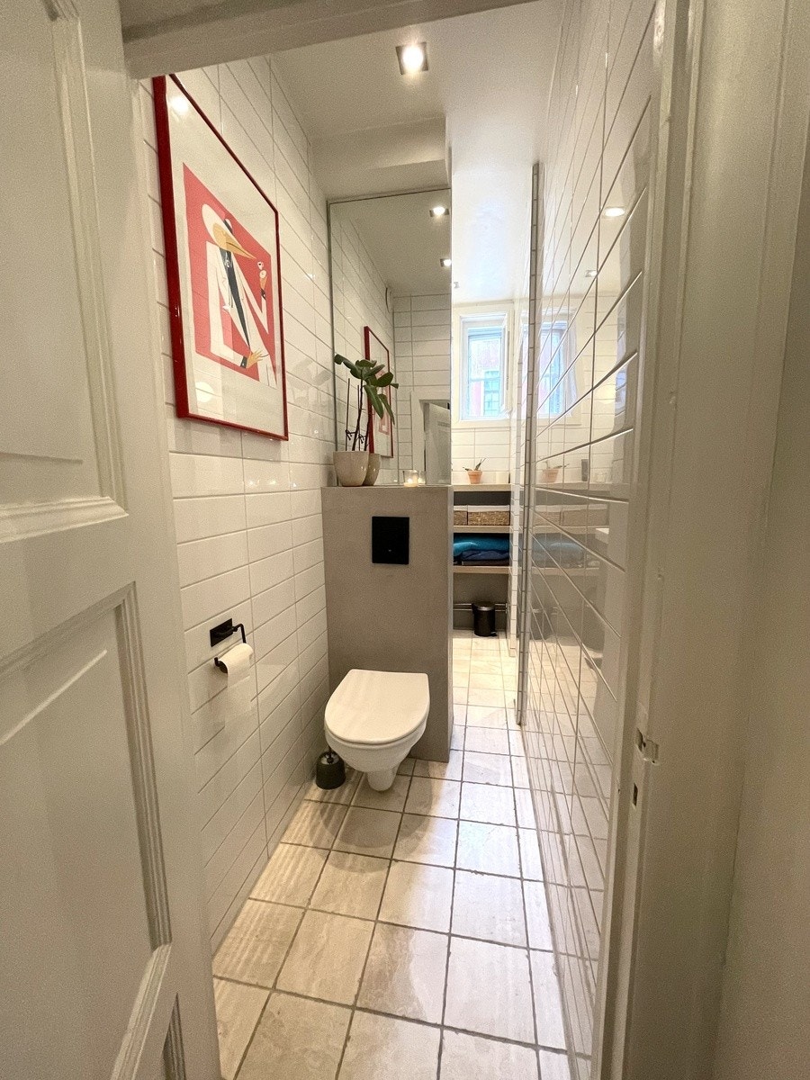 Utradisjonell planløsning på badet som utnytter plassen. Galleribilde