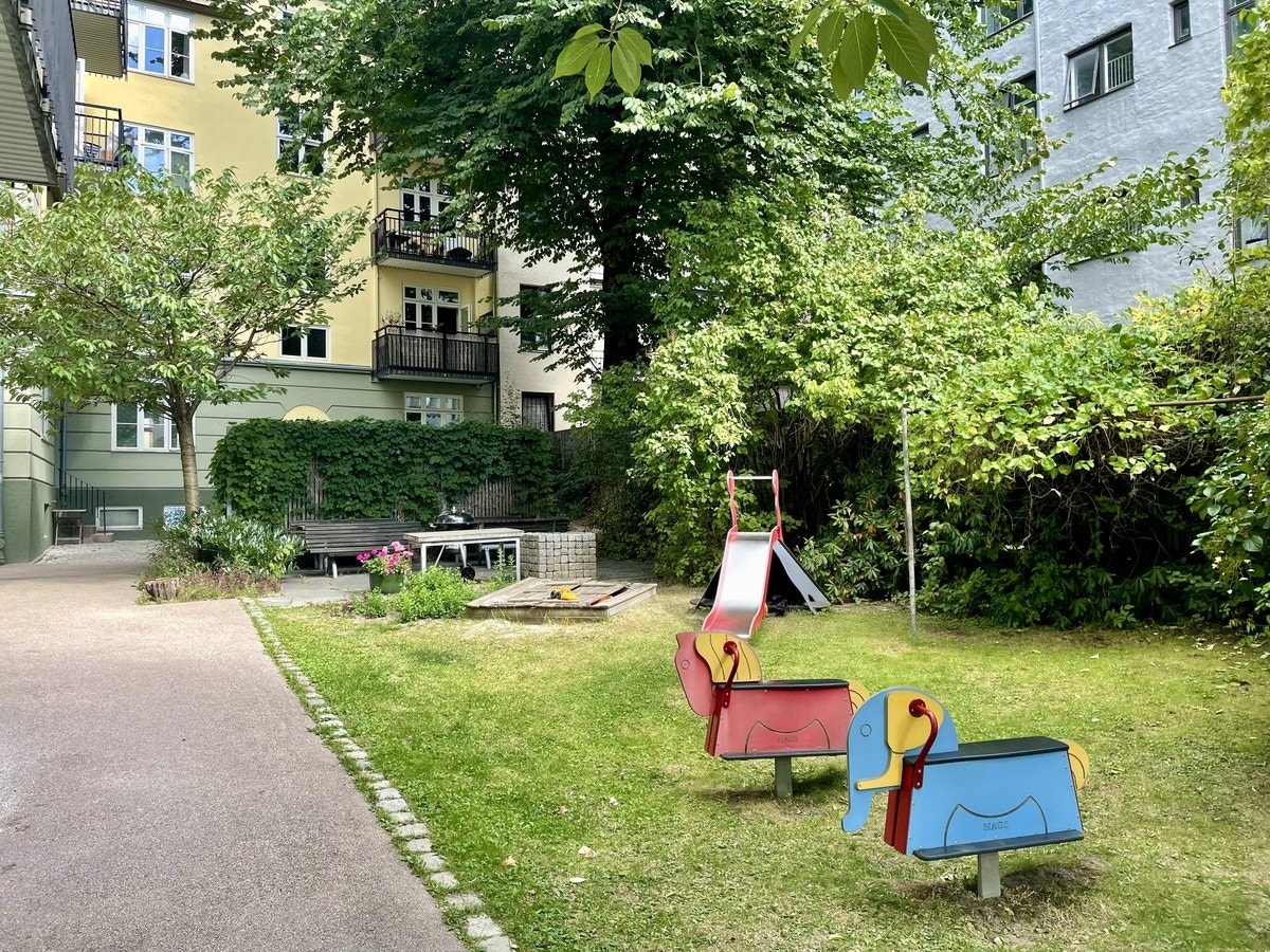 Stor bakgård med grill og sitteplasser. Galleribilde