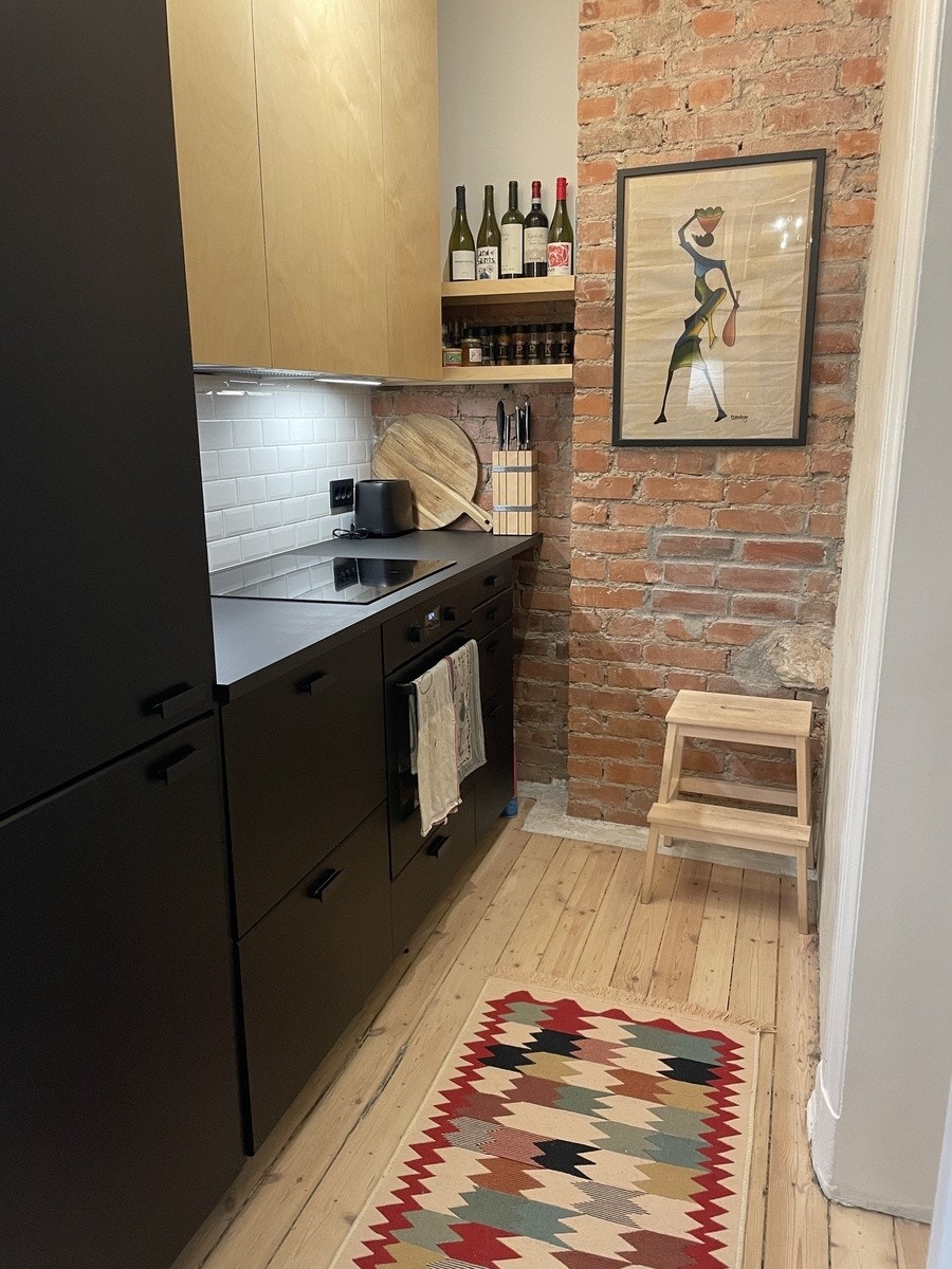 Lekkert kjøkken med eksponert mur. Galleribilde