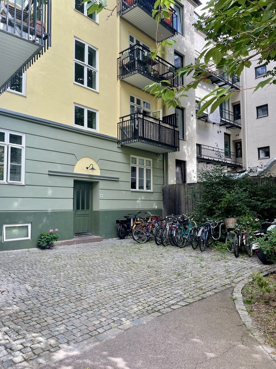 Inngangspartiet. Leiligheten er i andre etasje - nederste balkong. Mulighet for å parkere sykkel. Galleribilde