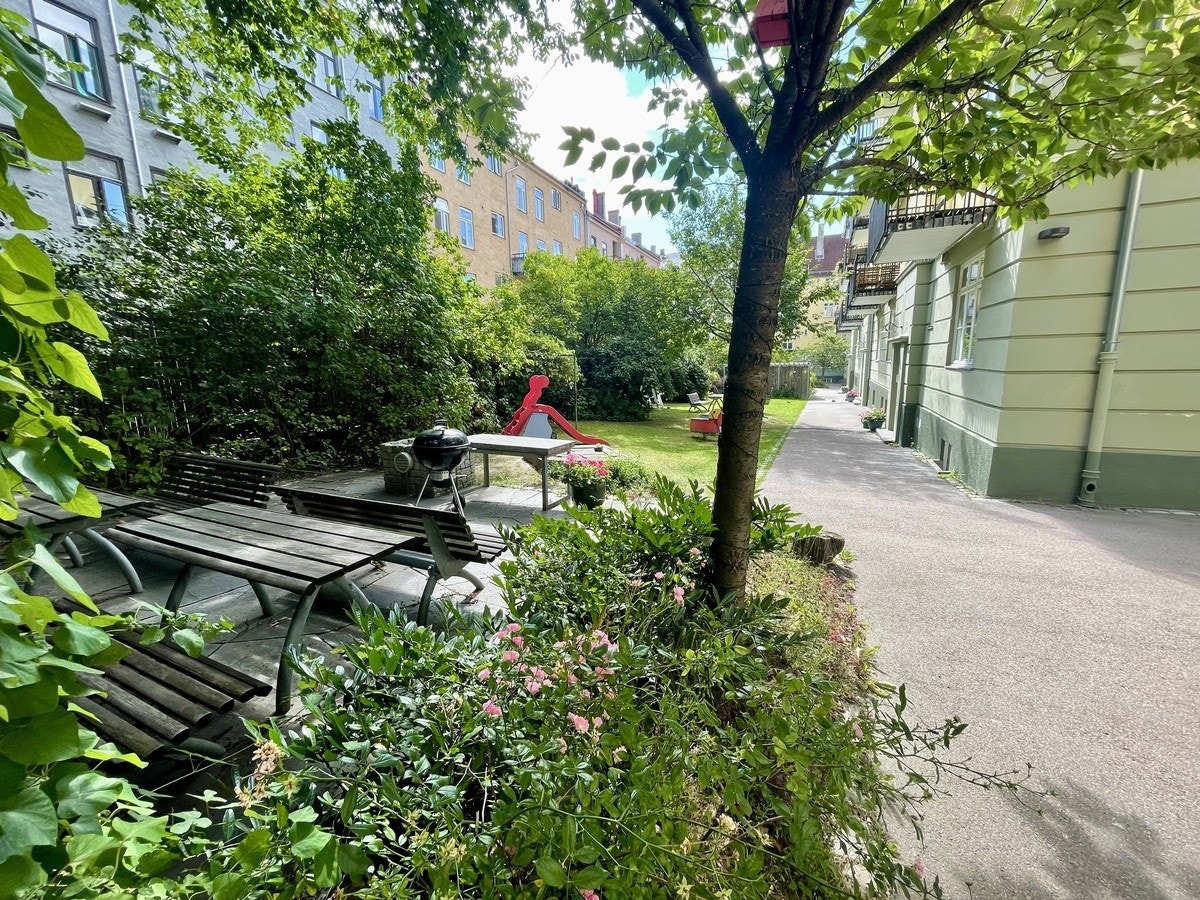 Stor bakgård med grill og sitteplasser. Galleribilde