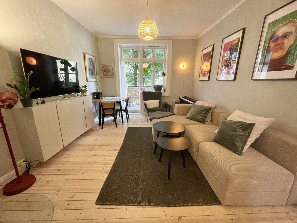 God takhøyde og utgang til balkong fra stua. Galleribilde