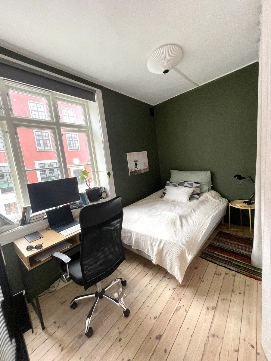 Lekkert soverom med god plass til dobbeltseng og opplegg for hjemmekontor. NB: Seng følger IKKE med. Galleribilde