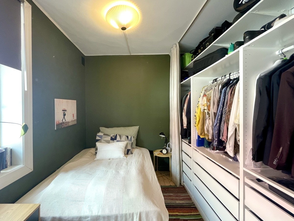 Klesskapet strekker seg langs hele veggen og rommer mye - dekkes til med gardin. NB: Seng følger IKKE med. Galleribilde