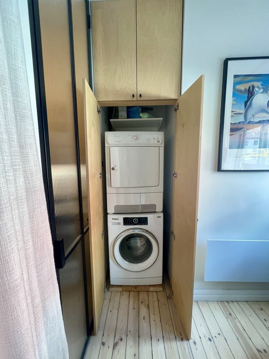 Vaskemaskin og tørketrommel integrert i veggen mellom bad og soverom. Galleribilde