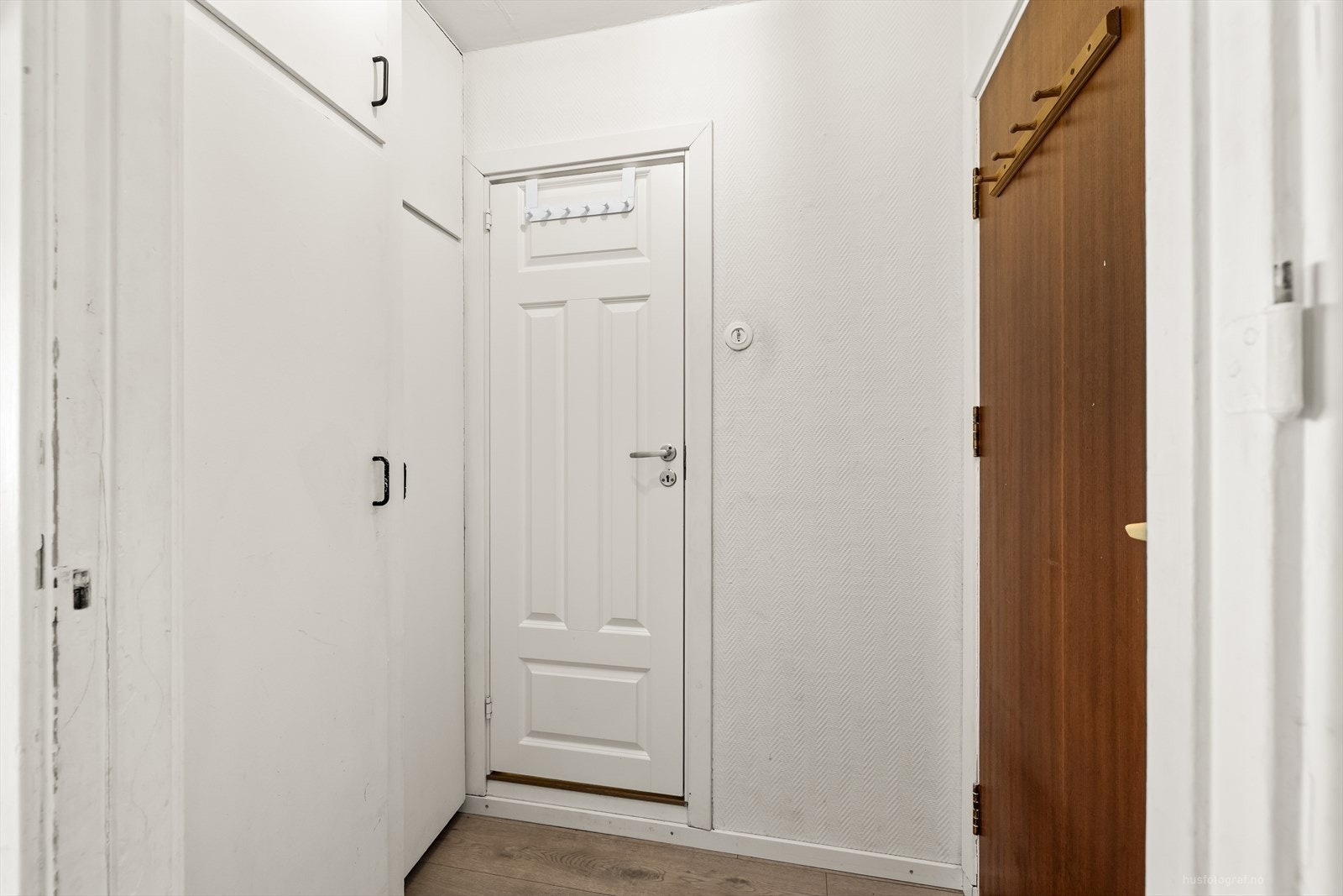 Velkommen inn! I entreen møtes du av et praktisk garderobeskap som gir god oppbevaringsplass. Galleribilde