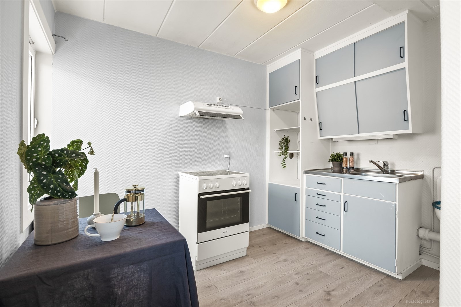 Det er frittstående komfyr og kjøkkenventilator med kullfilter. Galleribilde