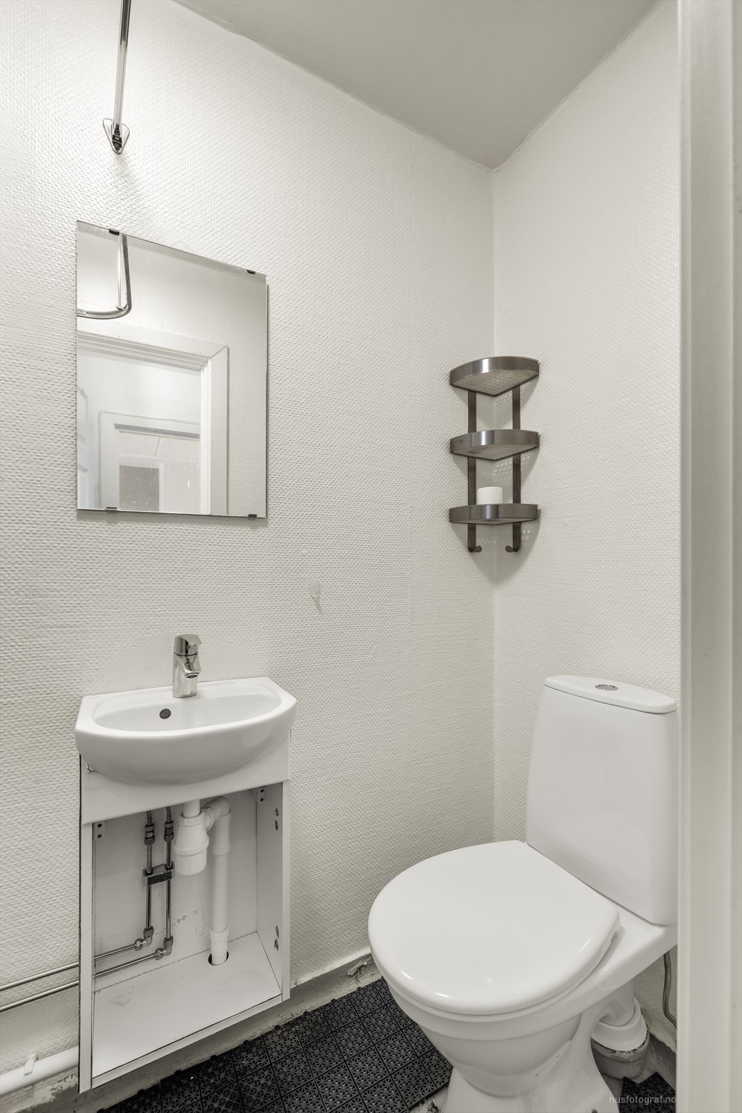 Bad av eldre dato. Det må påregnes oppgraderinger og/eller rehabilitering av konstruksjoner og overflater. Galleribilde