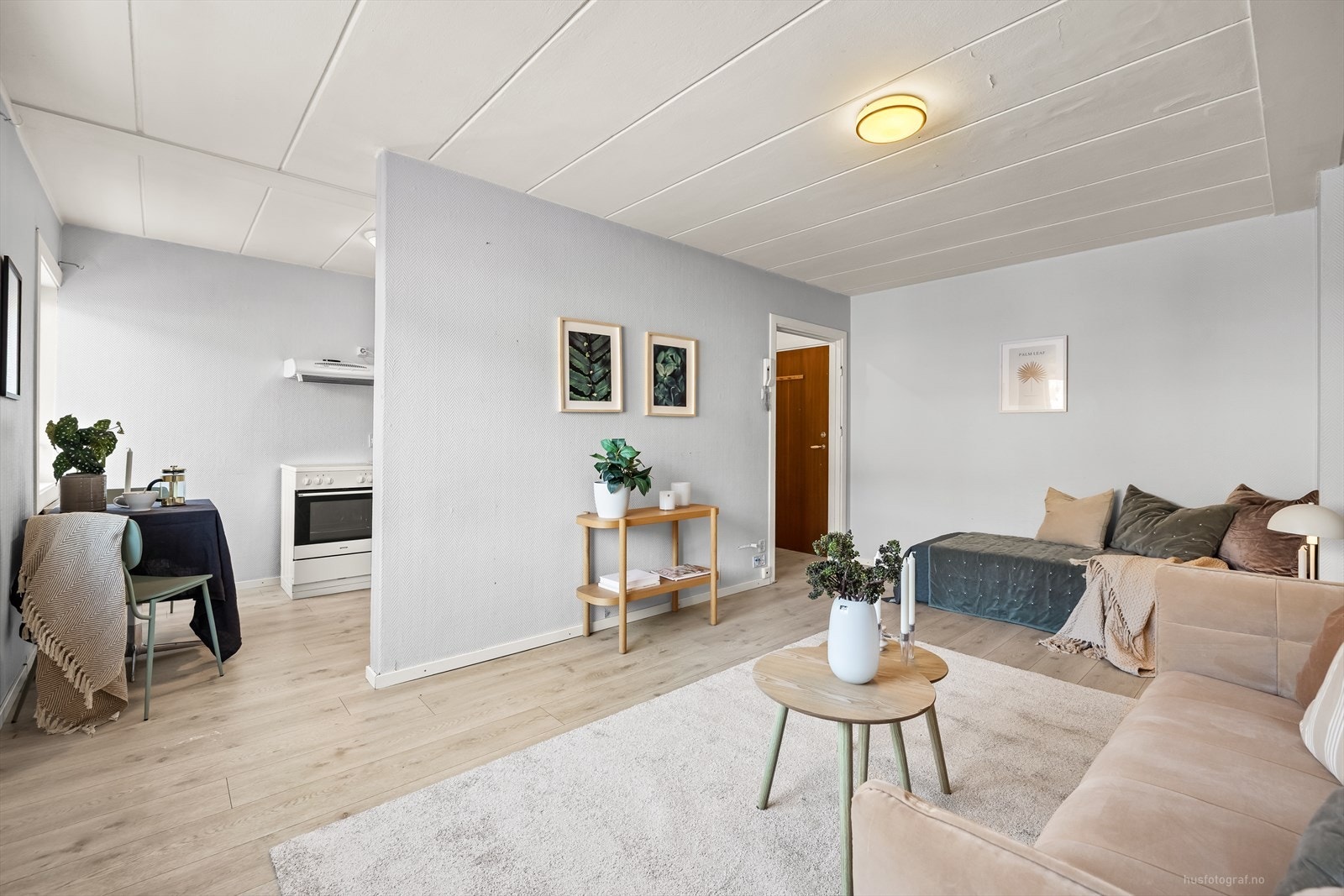 Rommet har plass til seng, sofa og TV-løsning. Galleribilde