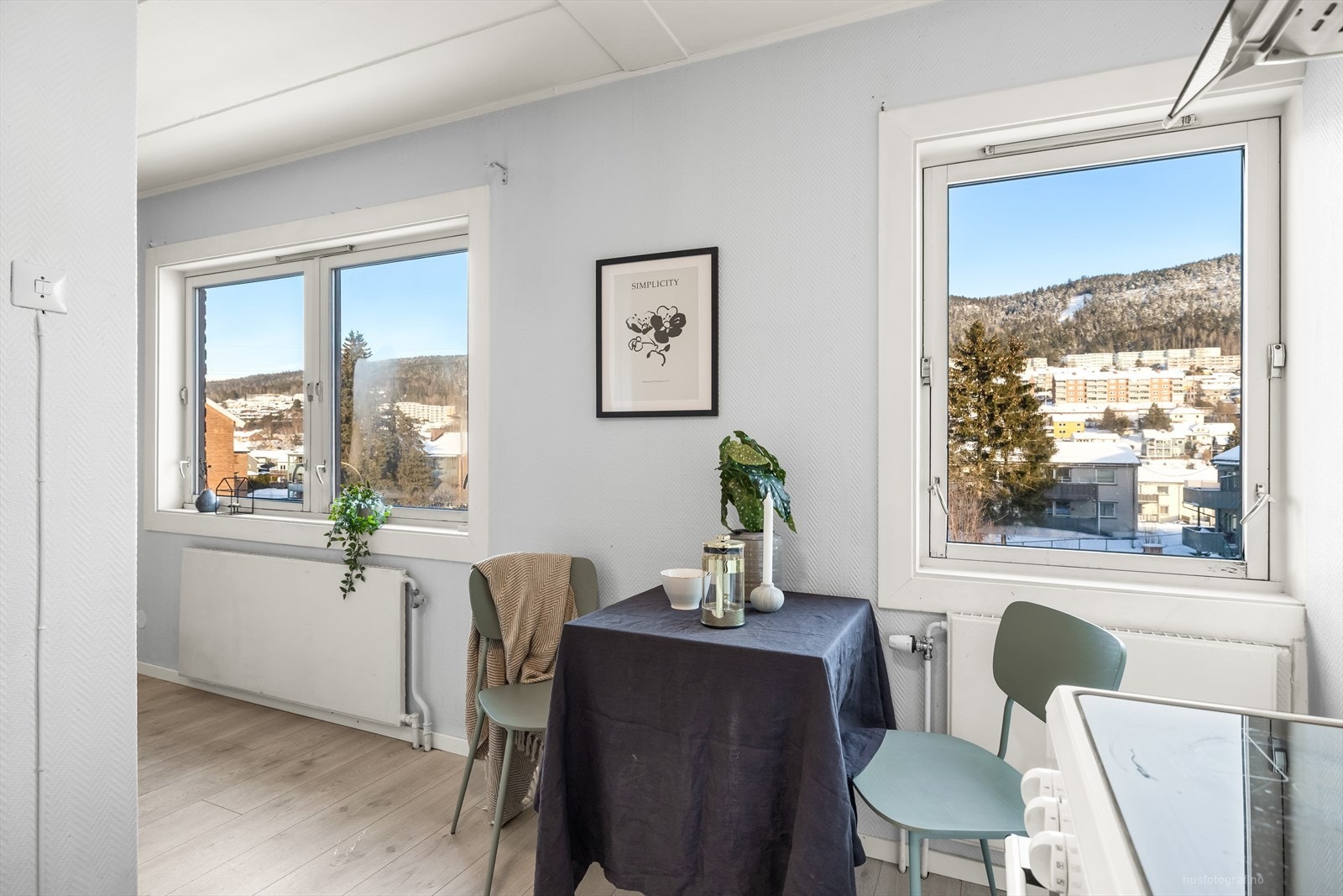 Vinduene slipper inn rikelig med dagslys, noe som gir leiligheten en lys og luftig atmosfære. Galleribilde