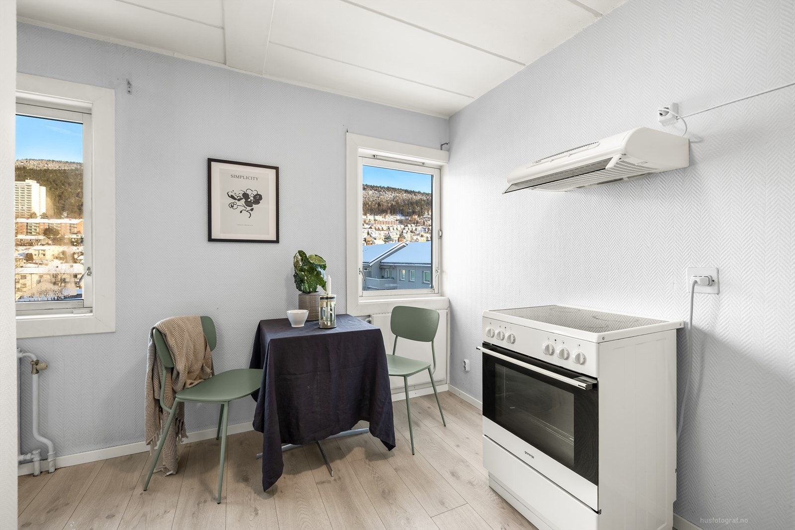 Det er plass til en hyggelig spisegruppe på kjøkkenet. Galleribilde