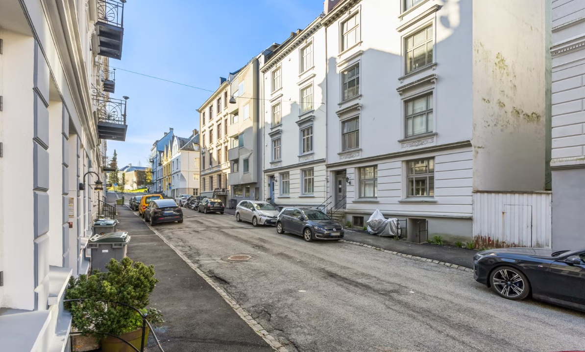 Gaten leiligheten ligger i er fredelig med lite traffikk Galleribilde