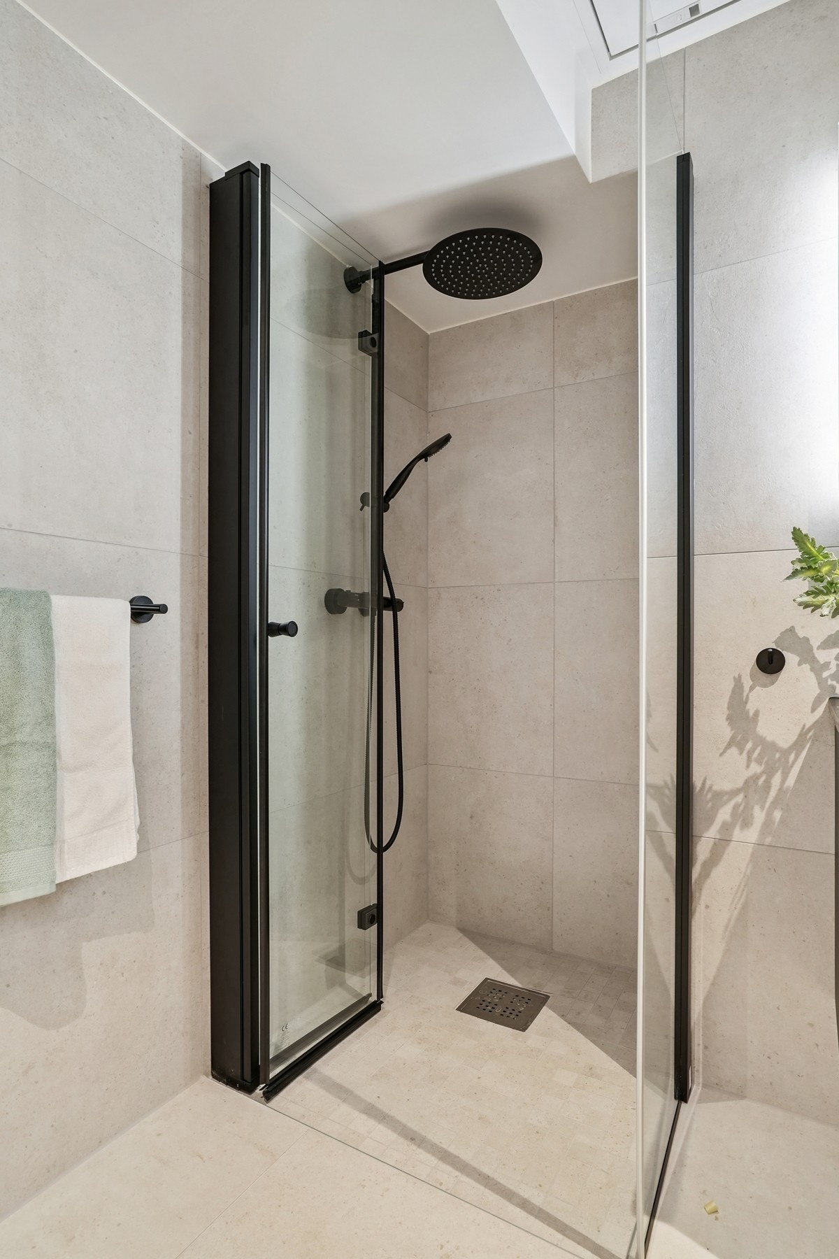 Badet er utstyrt med vegghengt toalett og dusjhjørne med innfellbar glassdør. Galleribilde