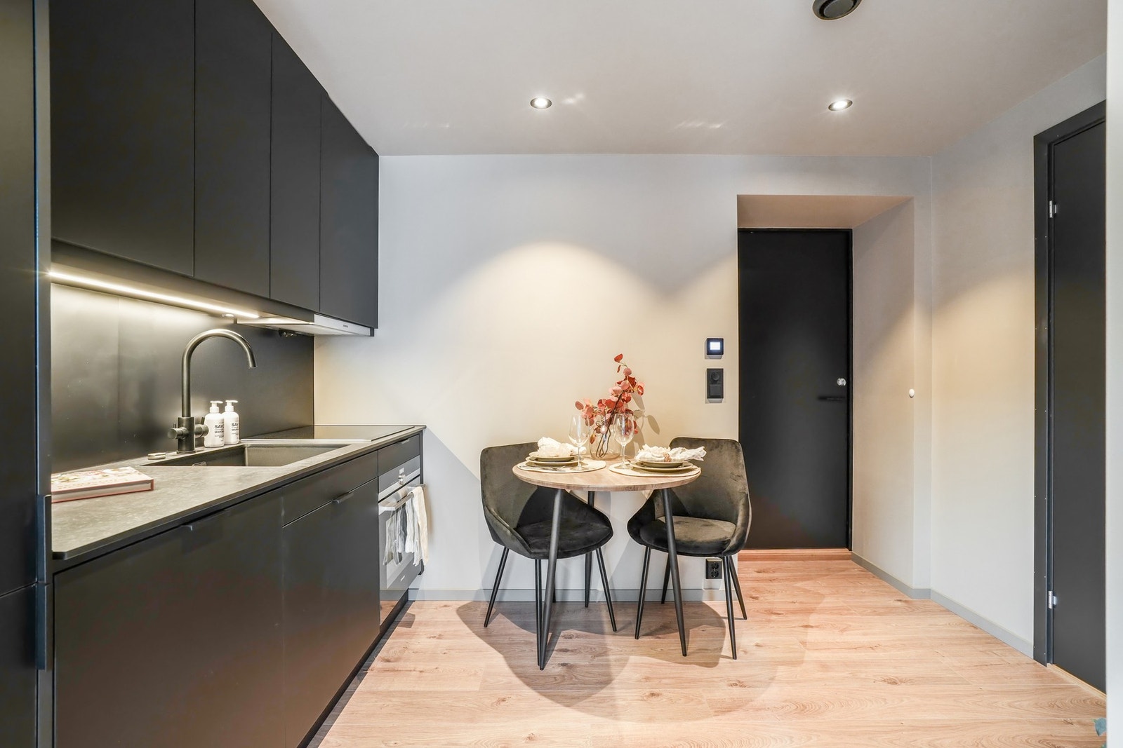 Her er det velutstyrt med integrerte hvitevarer, herunder stekeovn, platetopp, oppvaskmaskin og kjøleskap m/frysedel. Galleribilde