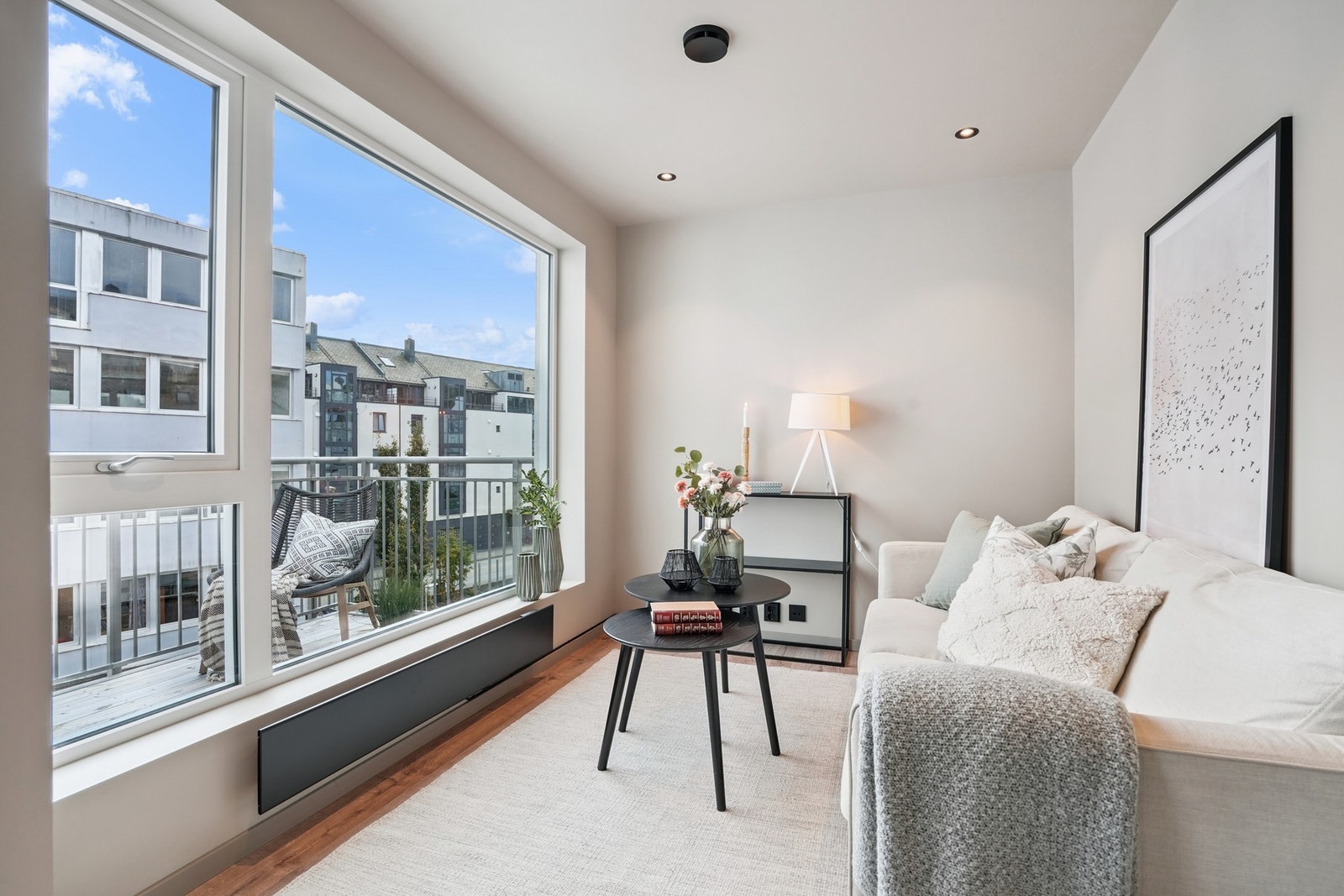 Leiligheten som er målt til 31 kvm har en meget arealeffektiv planløsning med plass til både spise- og sofagruppe i de ulike brukssonene. Galleribilde