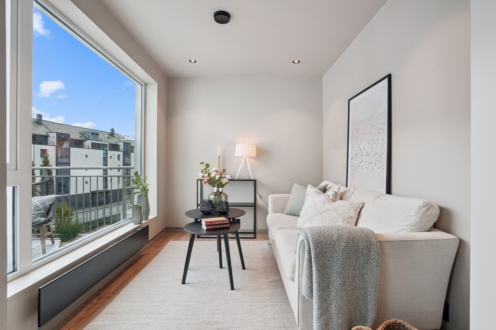 Leiligheten holder en meget god standard og har strøkne overflater. Gulvet er belagt med laminat, veggene er slette og det er spotter i himling. Galleribilde