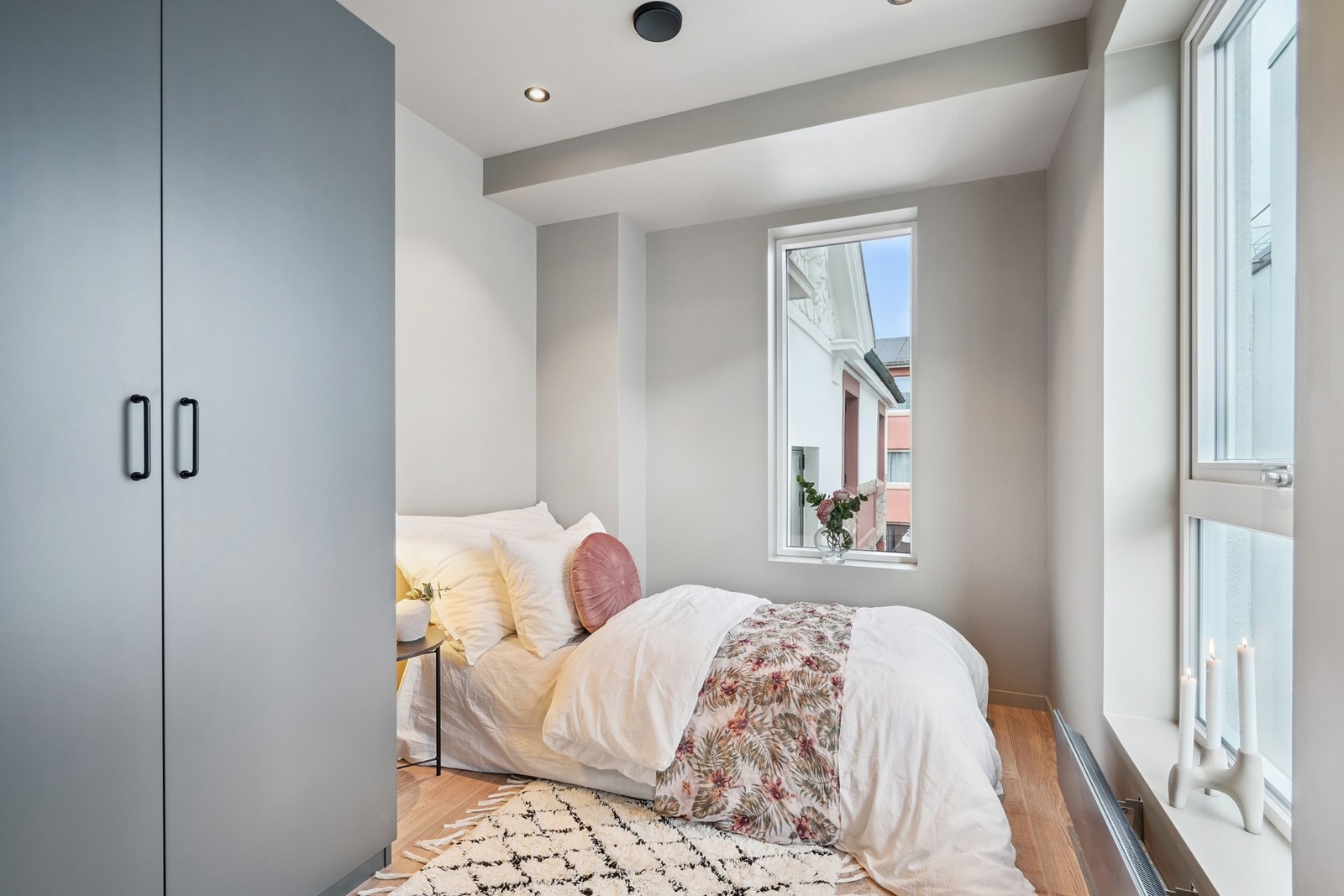 På soverommet er det plass til dobbeltseng med tilhørende møblement. Galleribilde