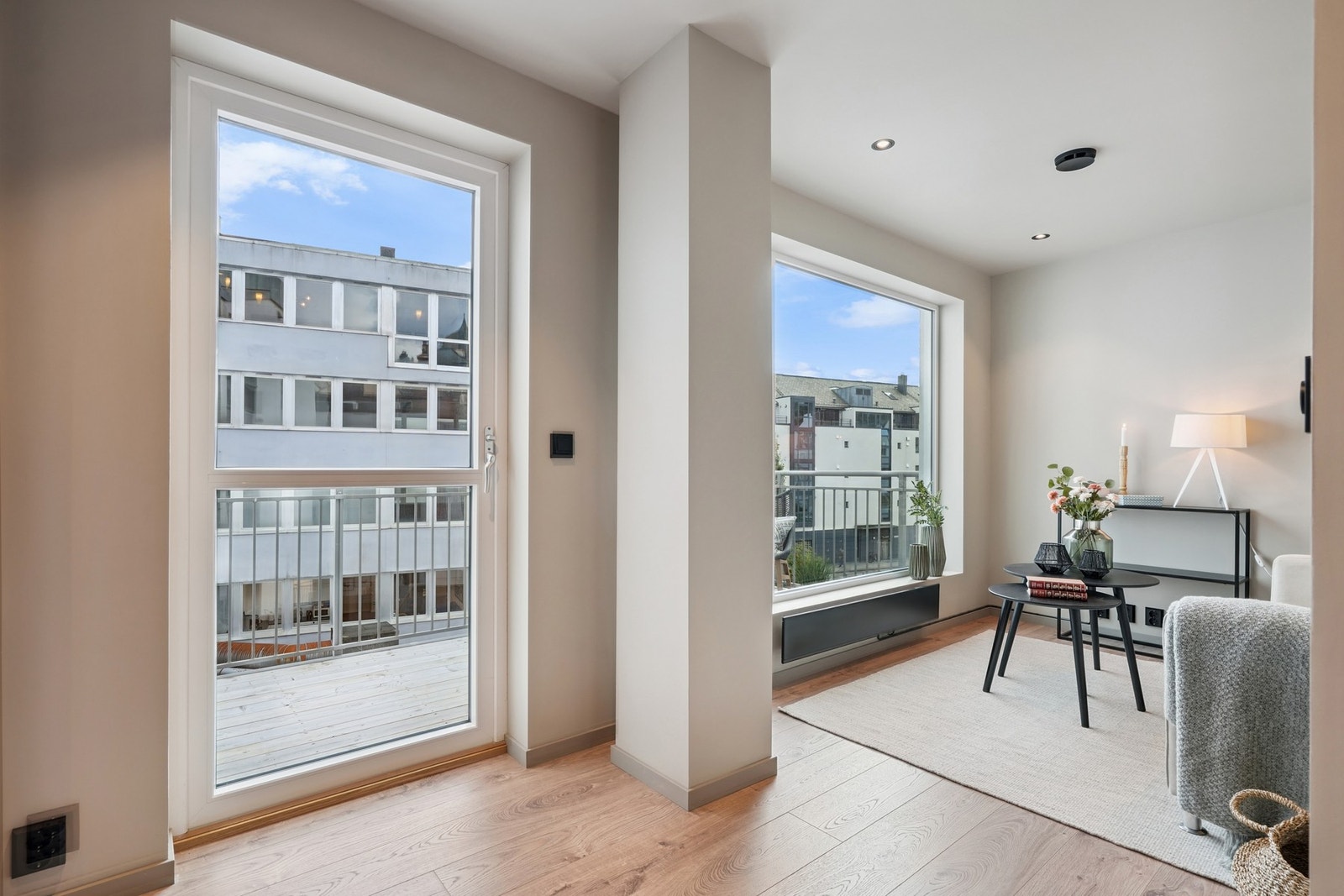 Store vindusflater er gjennomgående og sørger for godt med lysinnslipp og en god romfølelse. Galleribilde