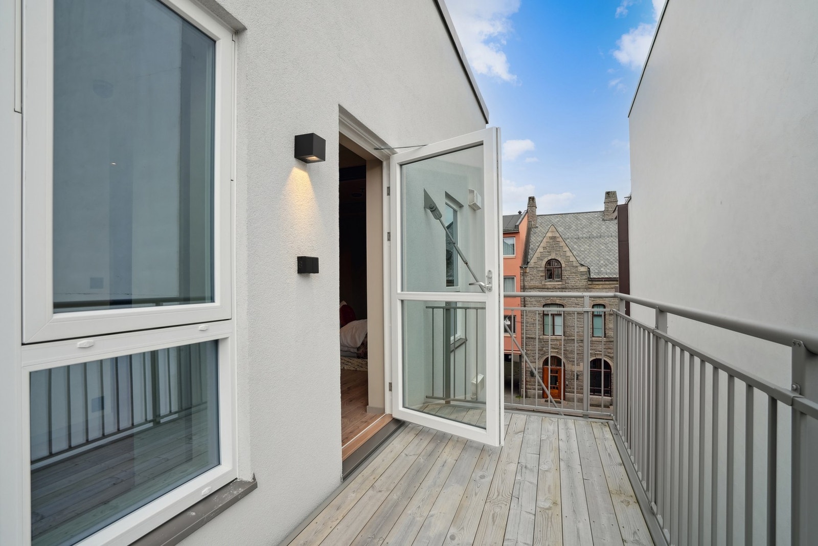 Fra stuen er det utgang til en sørvendt balkong på ca. 7 kvm - Galleribilde