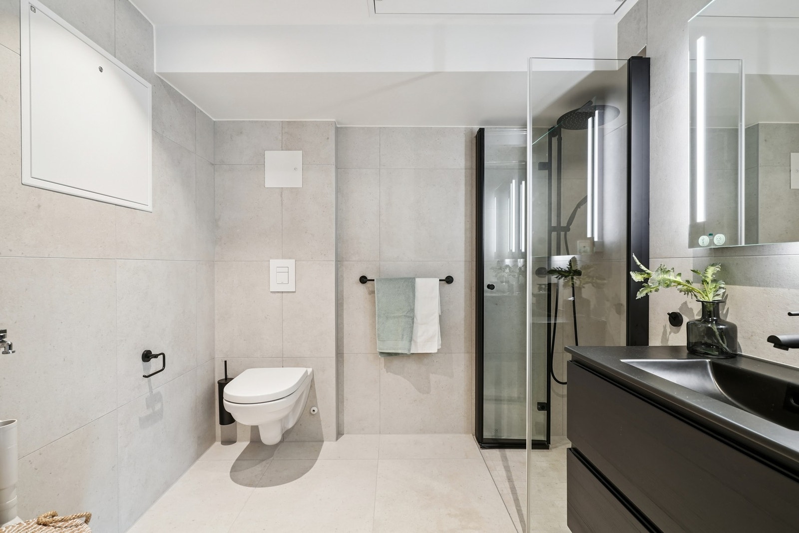 Badet er av god størrelse og kombineres med vaskerom - her er det opplegg for vaskemaskin. Galleribilde