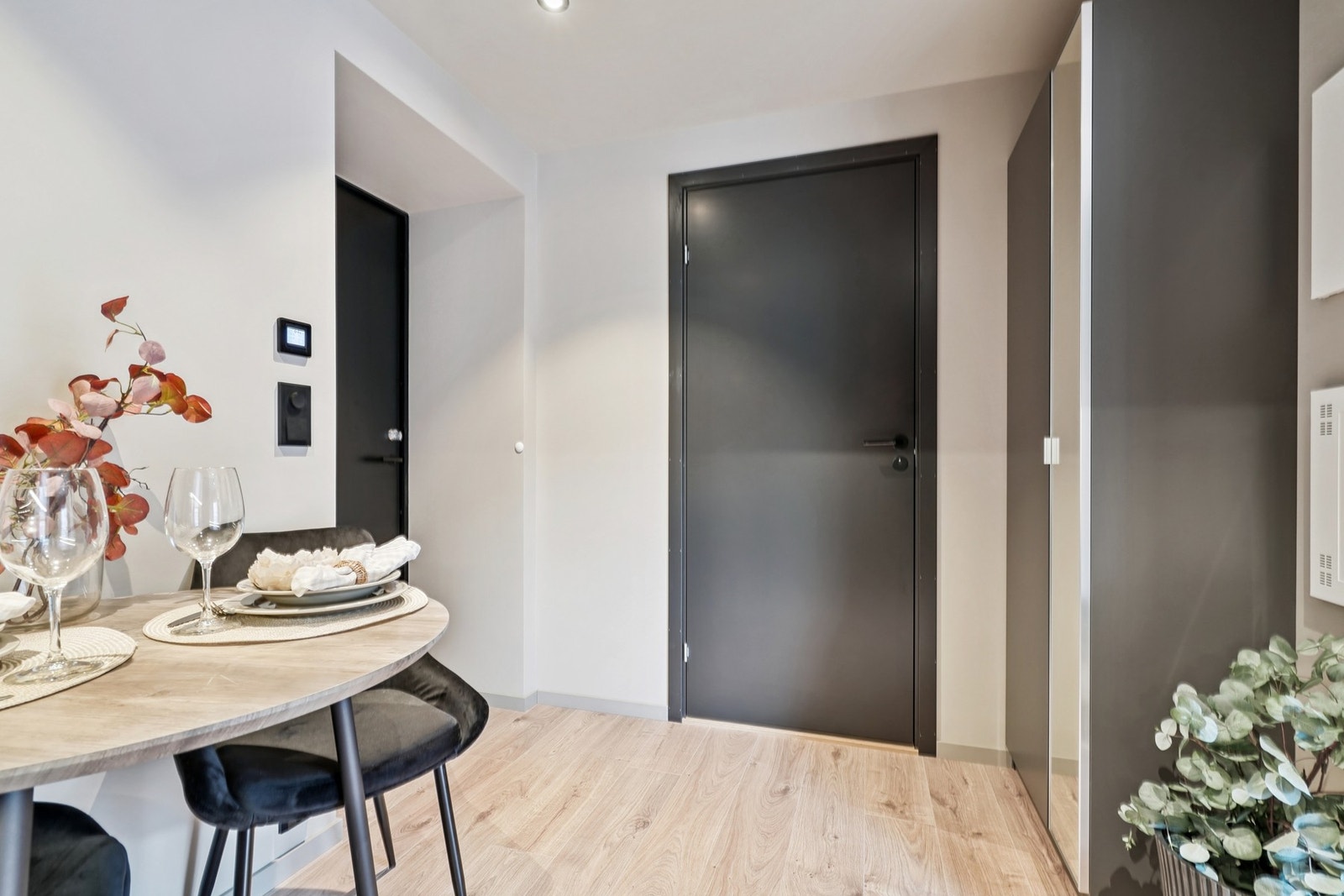 Det er utstyrt med to garderobeskap i leiligheten, i tillegg medfølger det ekstern sportsbod i byggets kjelleretasje. Galleribilde