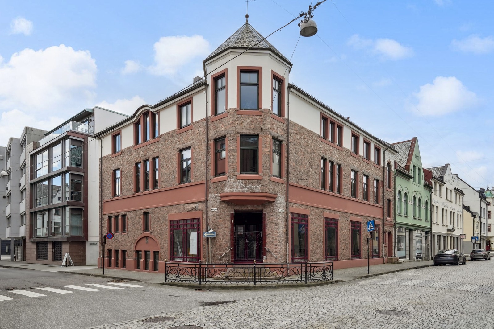 Leiligheten har tilkomst fra gateplan, med trapp opp til leiligheten. Galleribilde