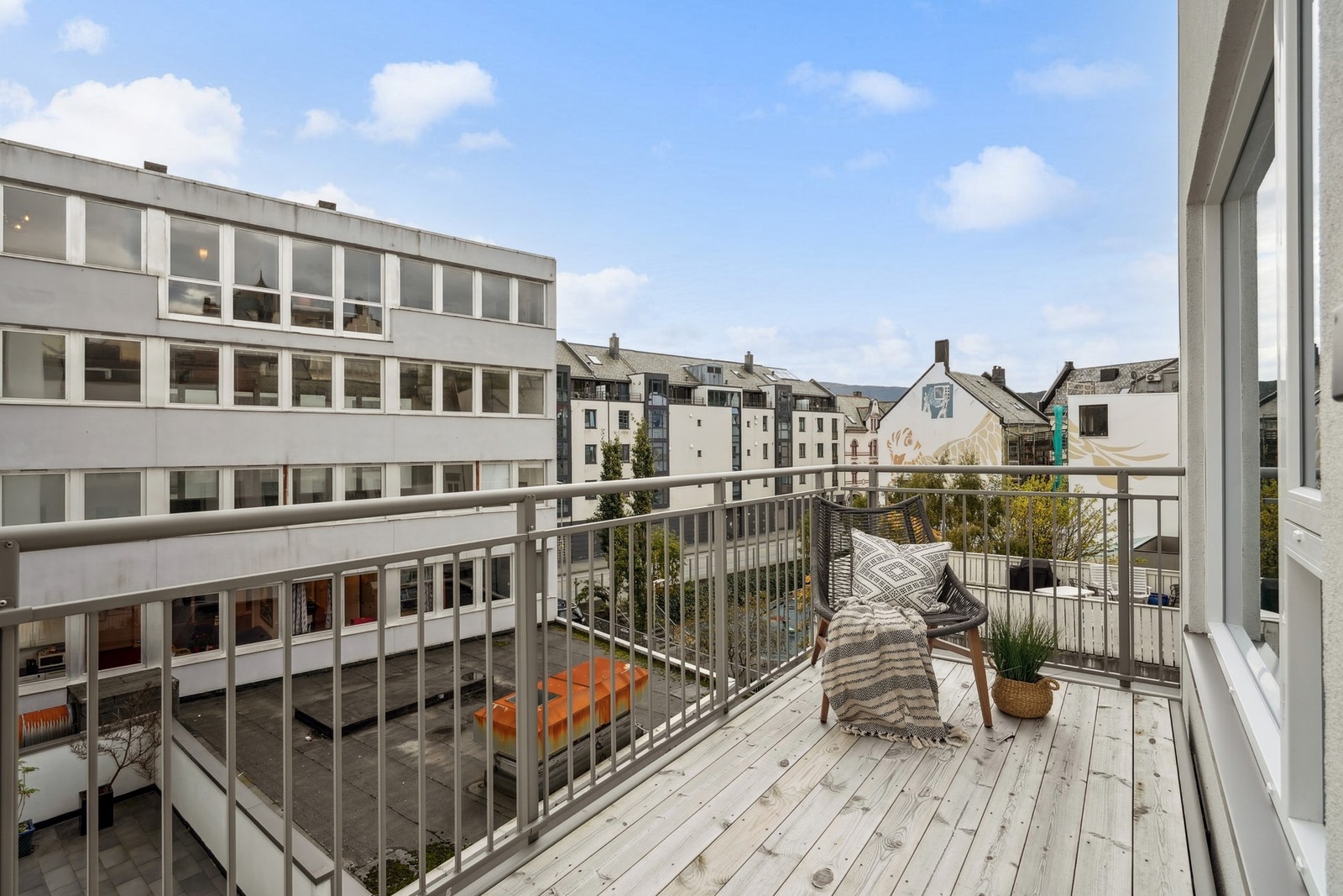 - her får man en fin utvidelse av stuen med god plass til utemøblene. Galleribilde