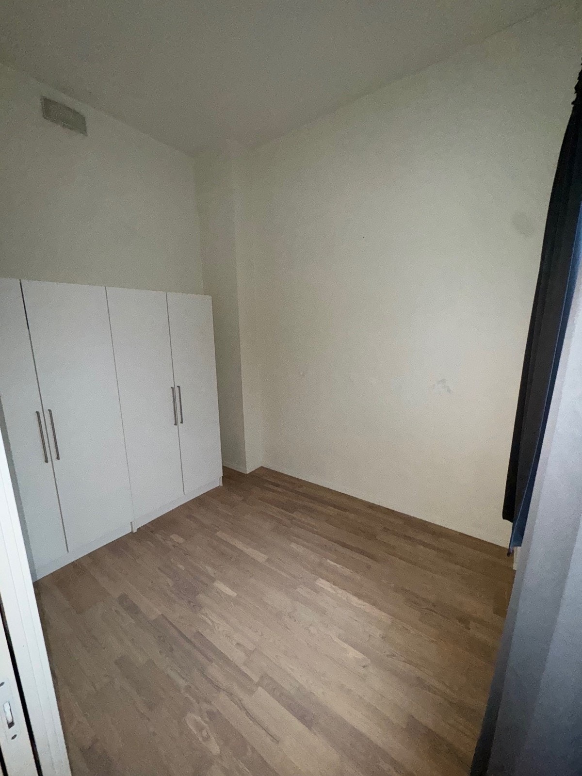 Soverom med stor, praktisk garderobe. Galleribilde