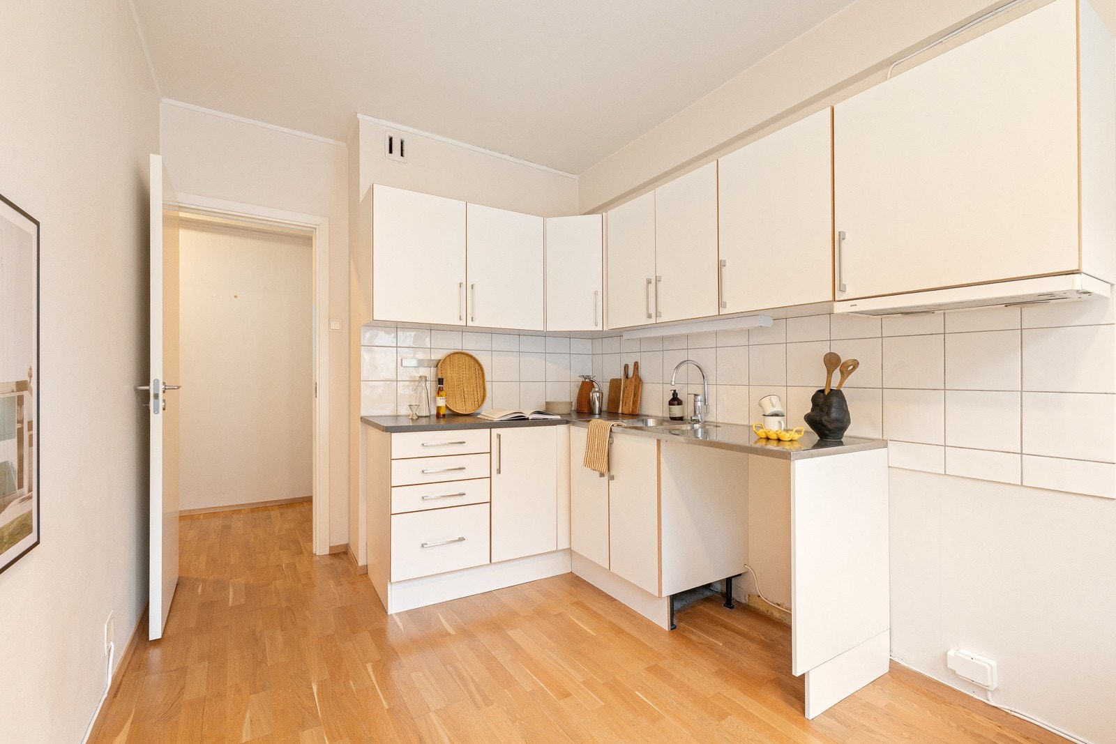 Innredning med kjøkkenventilator med omluftfunksjon/kullfilter i kombinasjon med mekanisk avtrekk og opplegg for oppvaskmaskin, komfyr og kjøl/fryseskap Galleribilde