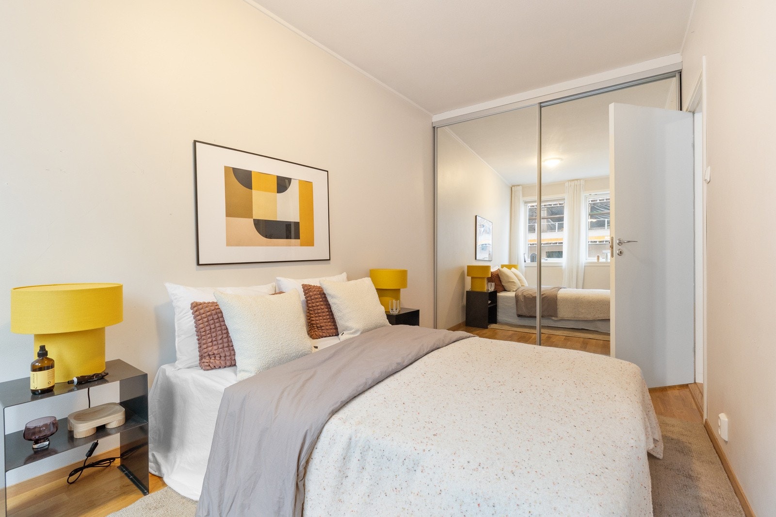 God plass til dobbeltseng og tilhørende møblement Galleribilde