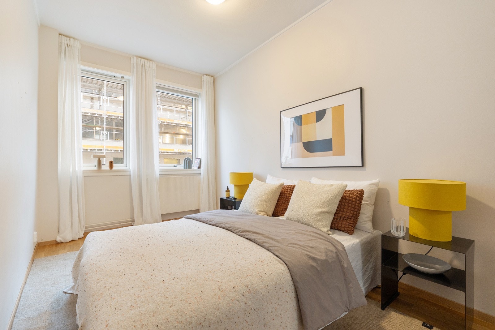 Soverom 1 - Leiligheten har to gode soverom. Dype vinduskarmer gir fine muligheter for dekor og plassering av planter Galleribilde