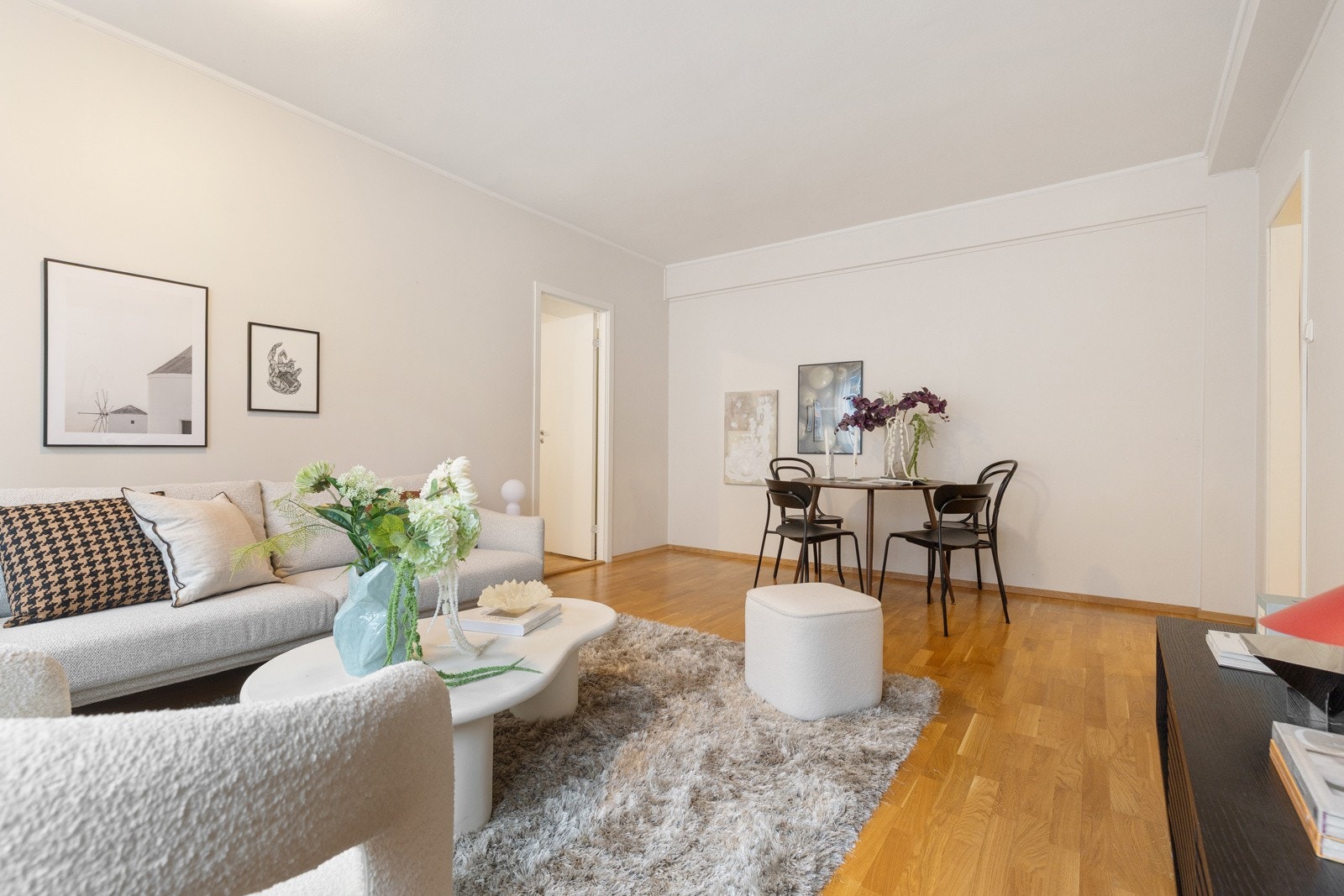 Romslig stue som danner et sosialt og funksjonelt oppholdsrom. God plass til både sofasone og spisebord. Ifølge balkongsøknaden vil dør til balkong nr. 1 bli etablert med utgang fra stuen Galleribilde