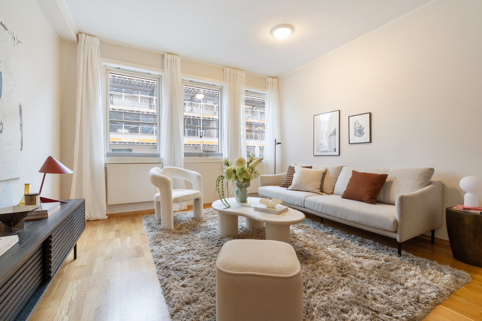 Leiligheten har en god intern beliggenhet i byggets 4. etasje med heisadkomst Galleribilde