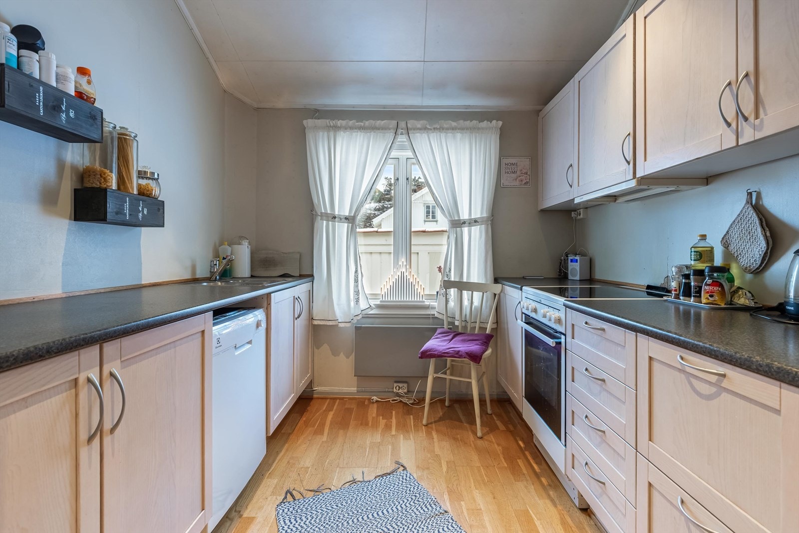 Kjøkkenet har vindu som gir fint dagslys og en luftig arbeidsplass ved benken. Galleribilde