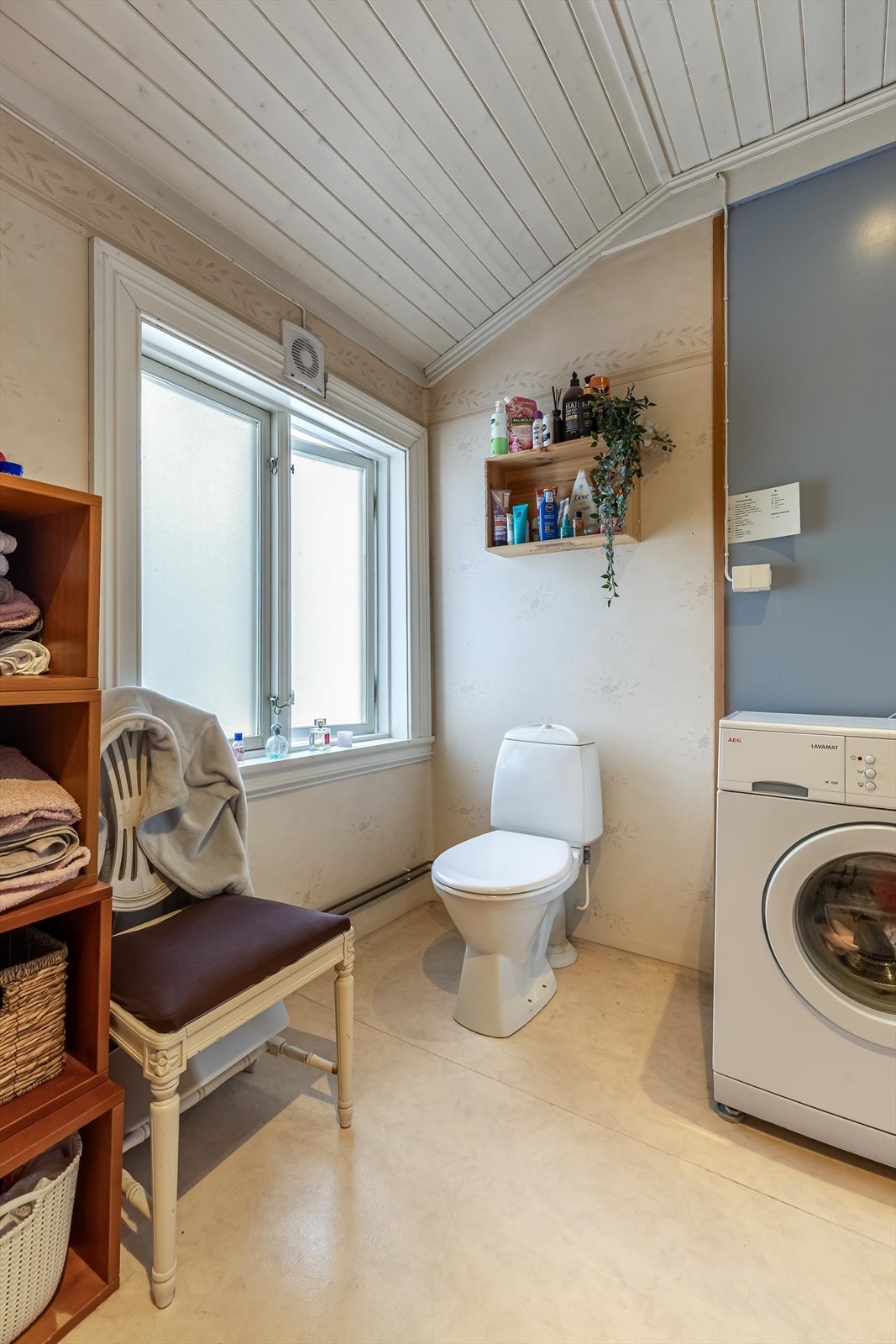 Bad/vaskerom med praktisk planløsning og naturlig plass til både dusj, servant og vaskemaskin. Galleribilde