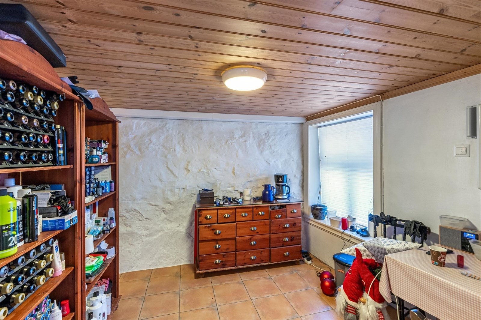 Bakrom med god plass til lager, arbeidsbord og oppbevaring. Galleribilde