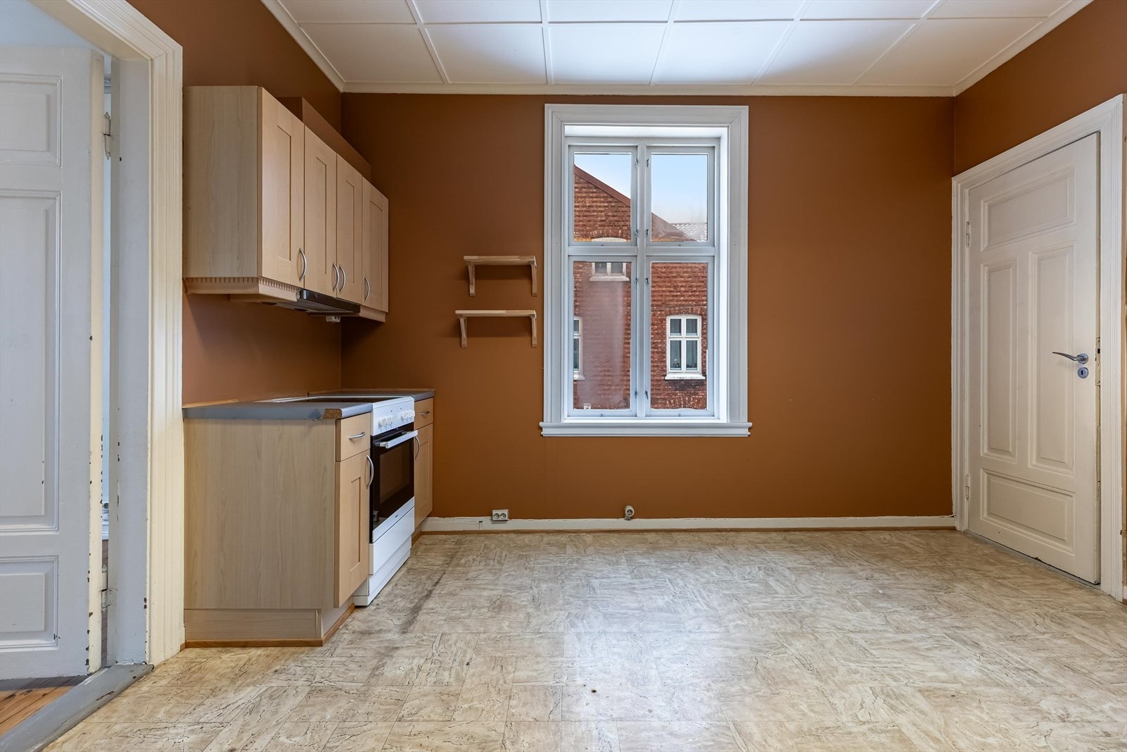 Eldre kjøkkenløsning med vindu mot bakgård. Galleribilde