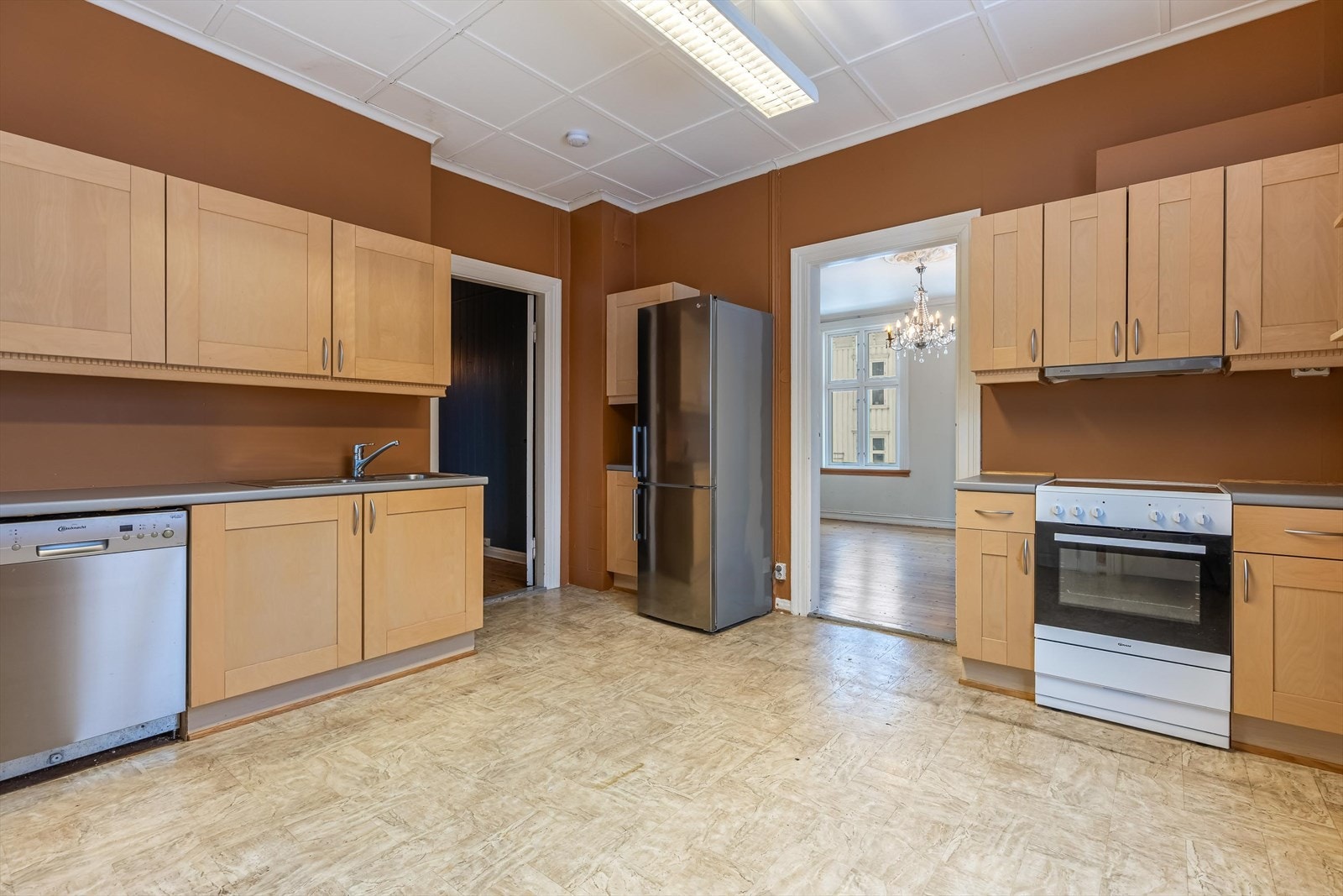 Kjøkkenet har god skapplass og naturlig adkomst videre til øvrige oppholdsrom. Galleribilde