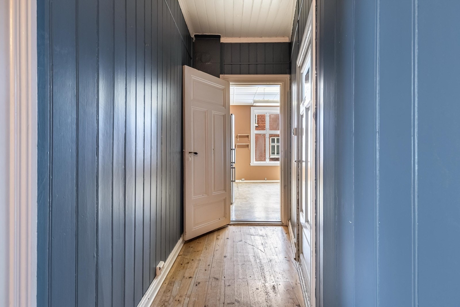 Gang som binder etasjen sammen og gir en naturlig flyt mellom rommene. Galleribilde