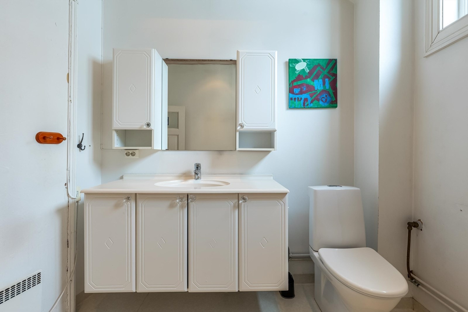 Badet er praktisk innredet med oppbevaringsmuligheter. Galleribilde