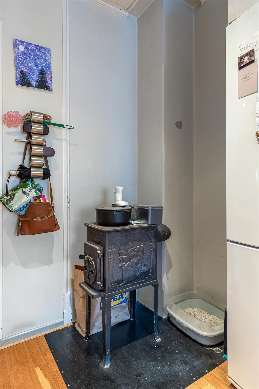 Vedovn tilknyttet byggets pipe tilfører både varme og ekstra stemning til kjøkkenet. Galleribilde