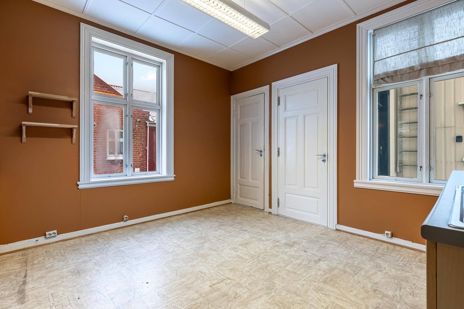 Romslig kjøkken i 1. etasje med fleksible møbleringsmuligheter. Galleribilde