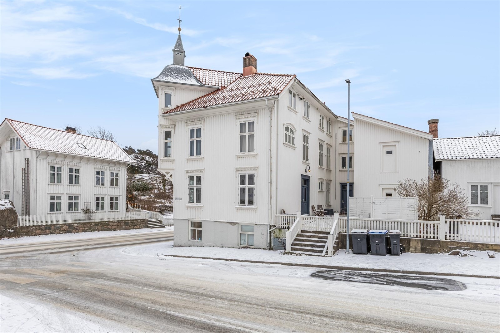 Klassisk bygård fra ca. 1885 med kombinert bolig- og næringsbruk, bestående av to næringslokaler på bakkeplan og leiligheter i øvrige etasjer, med totalt BRA på ca. 477 m². Galleribilde
