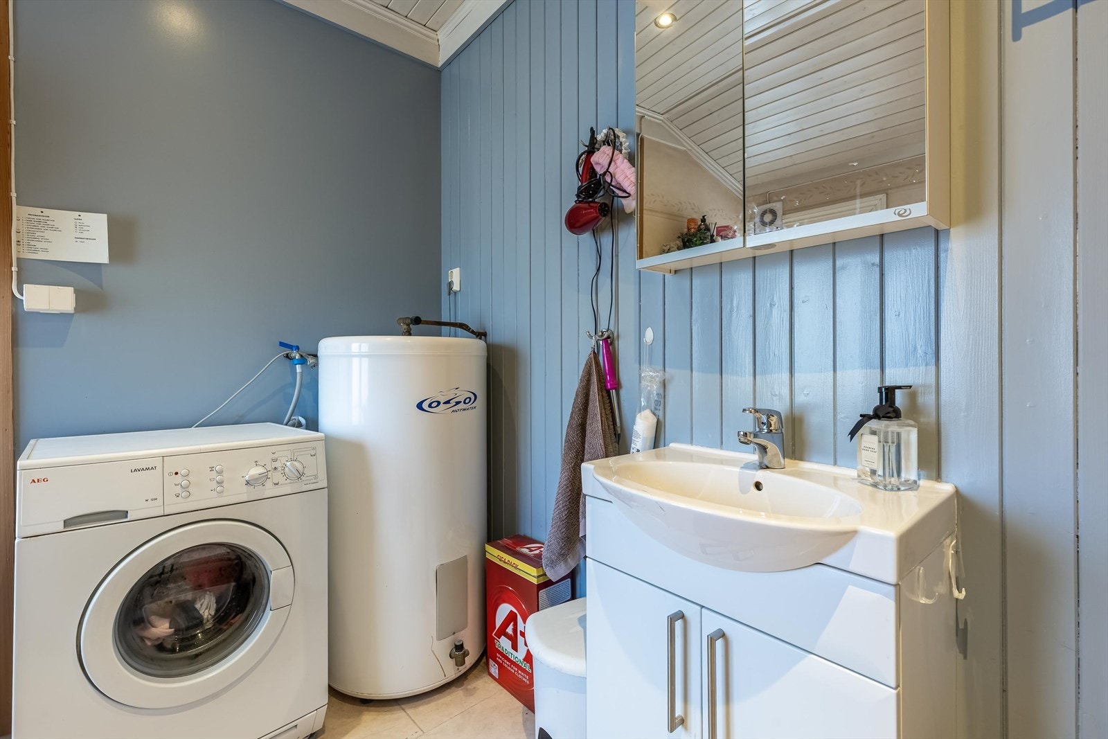 Egen vaskesone med opplegg for vaskemaskin og varmtvannsbereder plassert i rommet. Galleribilde