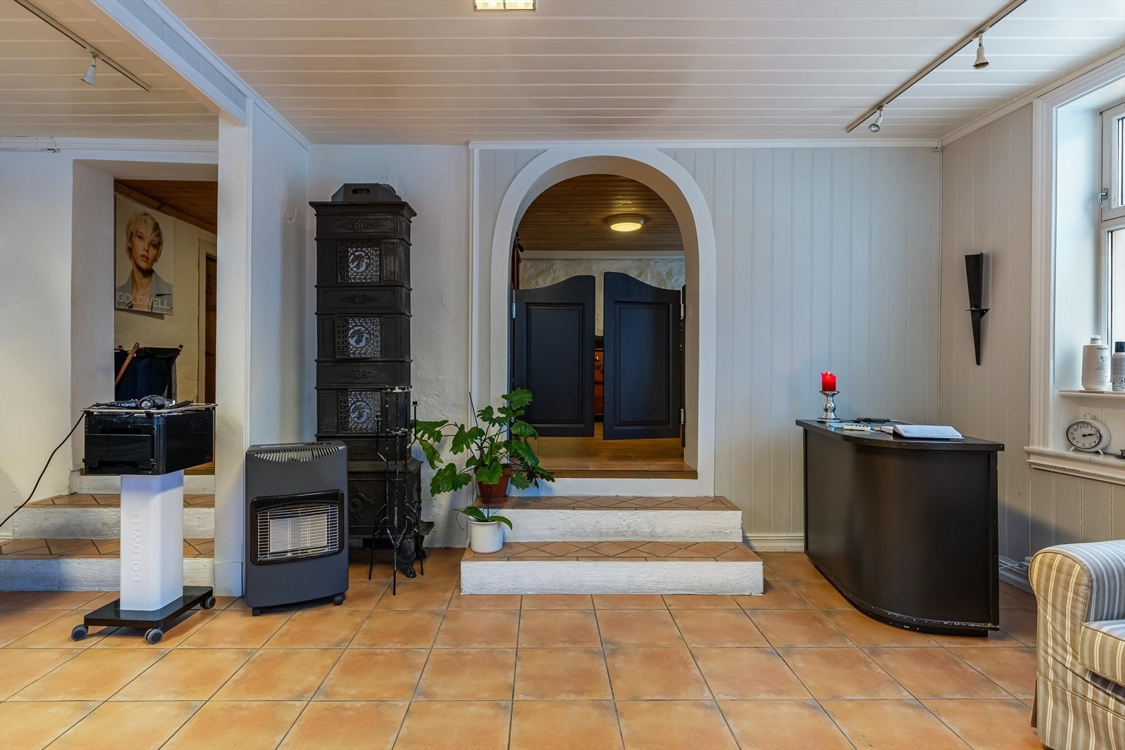 Naturlig overgang mellom hovedlokale og bakrom. Galleribilde