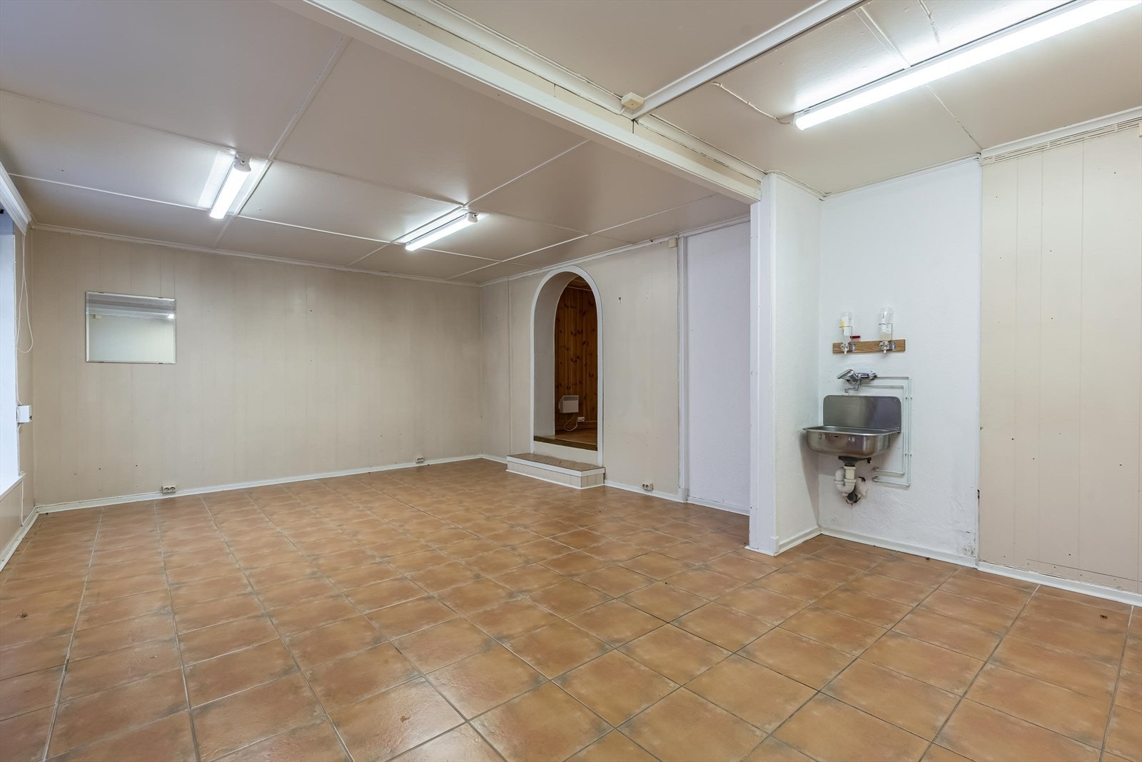 Romslig butikklokale med åpen flate - enkelt å innrede etter behov. Galleribilde