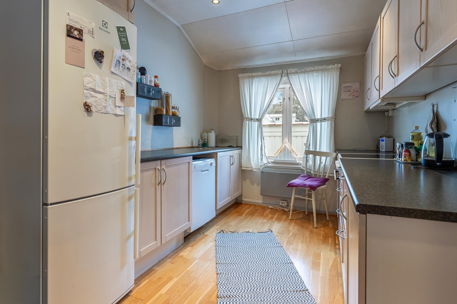 Kjøkken med glatte fronter og laminert benkeplate. Galleribilde