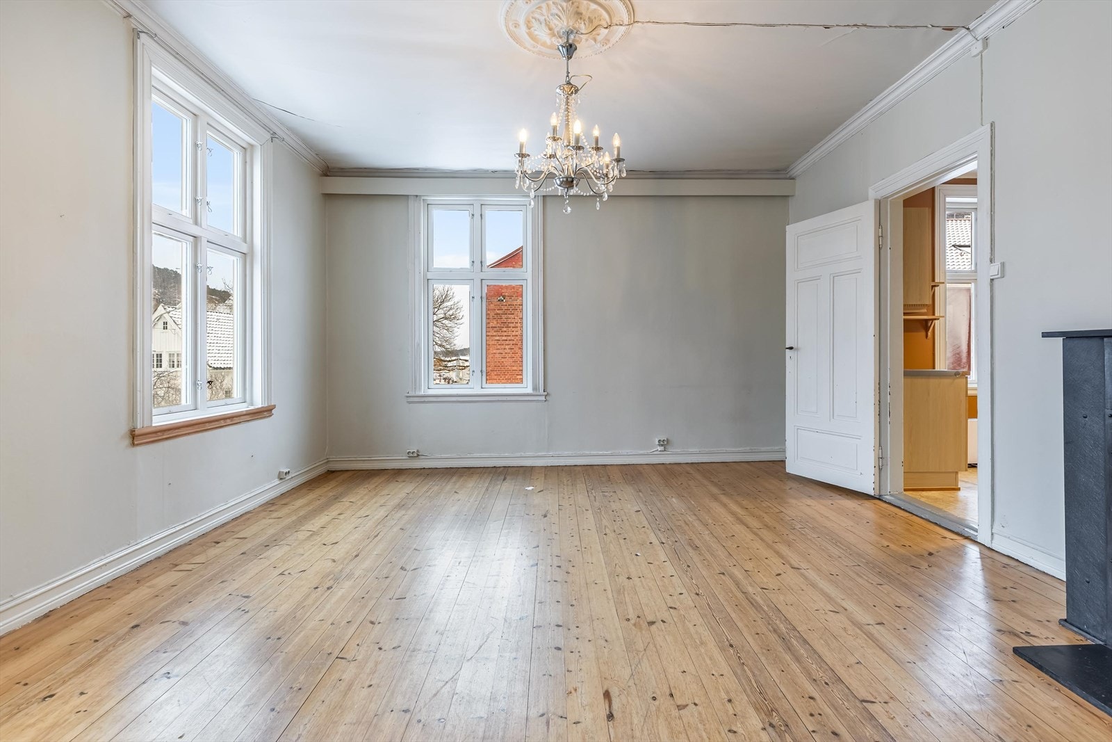 Oppholdsrom med naturlig forbindelse mellom kjøkken og stue, som gir en god flyt i etasjen. Galleribilde